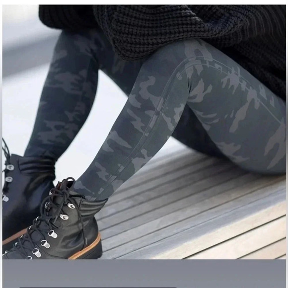 Spanx Camo Leggings M‎ - Picture 5 of 5